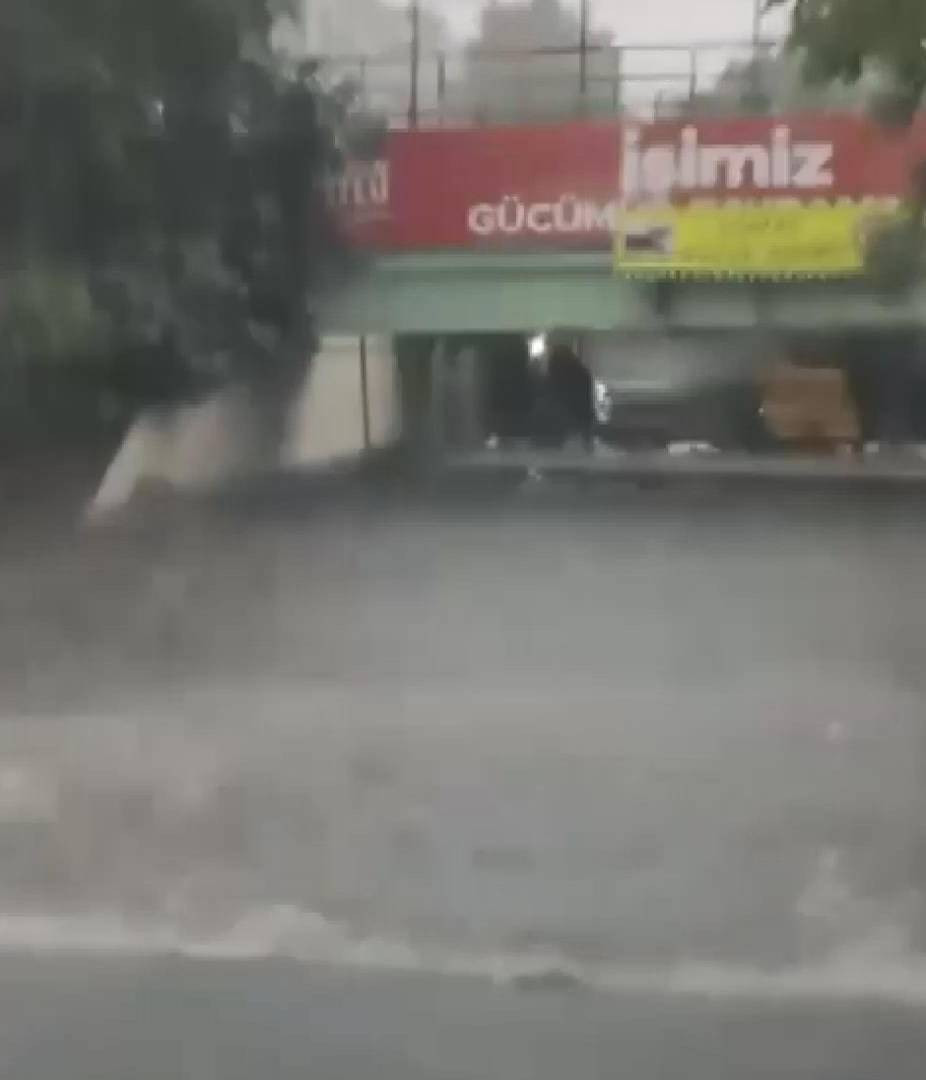 İstanbul'da sağanak hayatı felç etti! Araçlar sular altında kaldı - Resim: 77